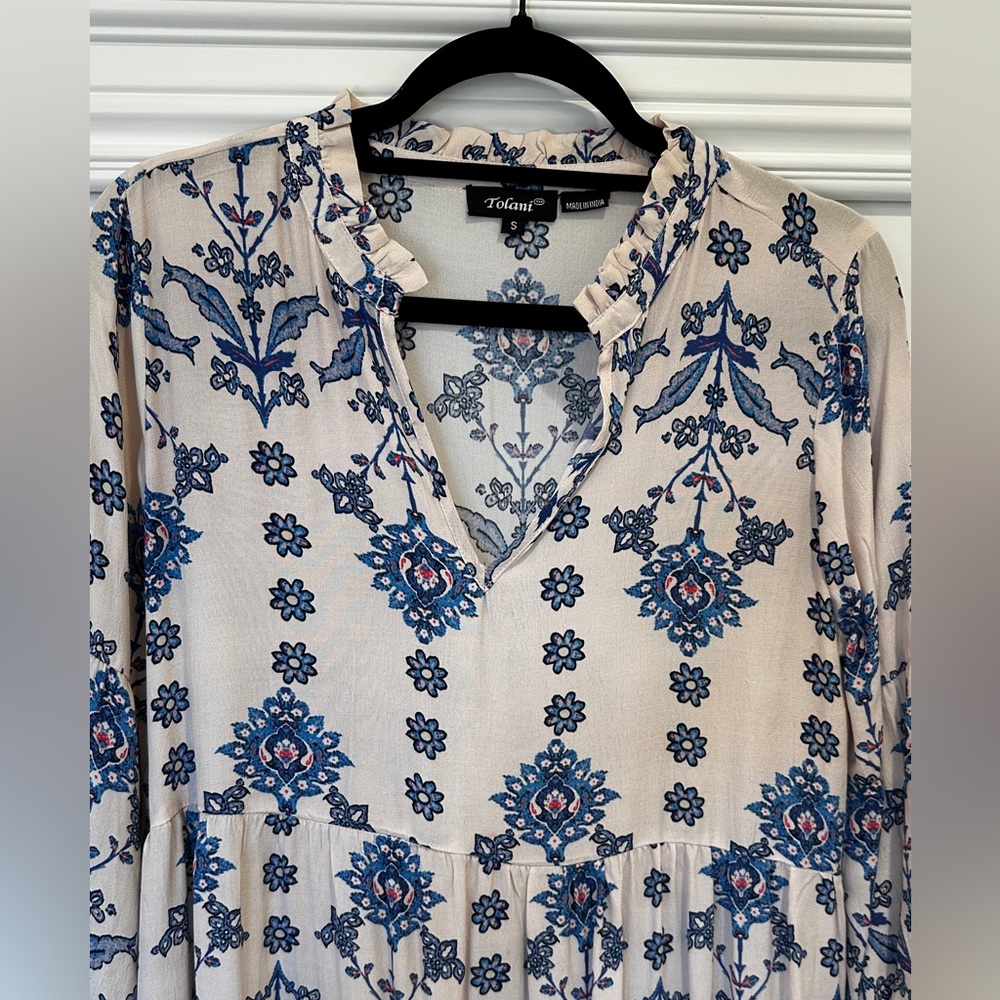 Tolani size small flowered white & blue dress. Perfect for spring.